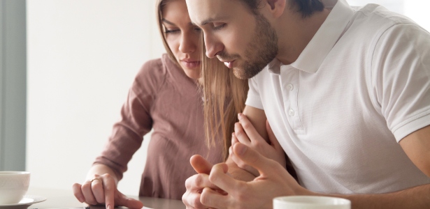 Couple checking credit agreement